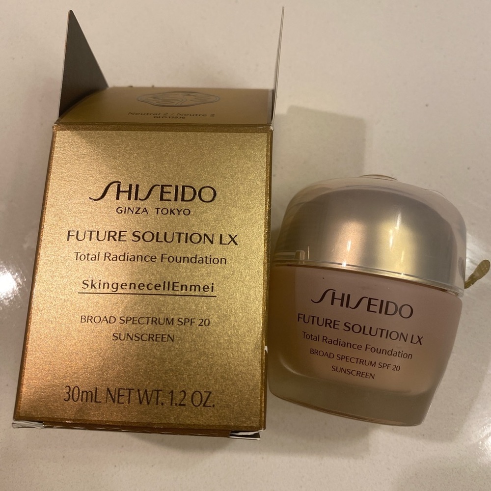 Shiseido Future Solution LX Total Radiance Foundation. Broad Spectrum SPF 20